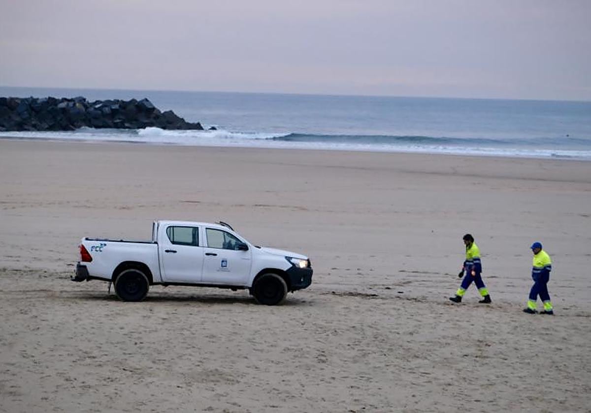 Miembros de la limpieza de playas donostiarras esta mañana en Zurriola