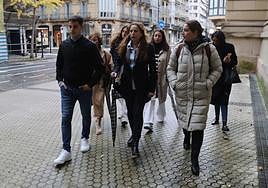 Fátima Hacine-Bacha llega al juzgado acompañada de su hijo y familiares.