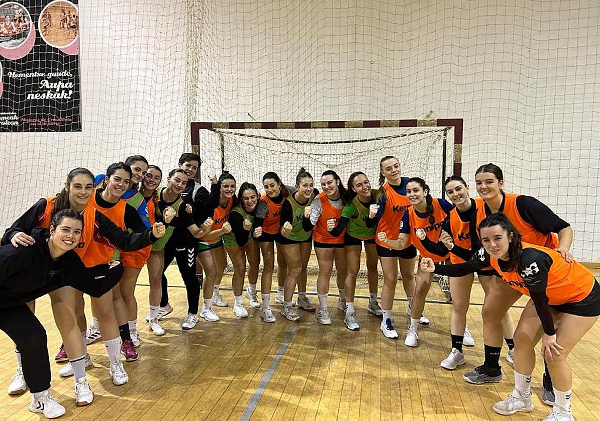 La plantilla del equipo femenino del Ereintza une fuerzas para sumar mañana la primera victoria ante su público.