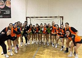 La plantilla del equipo femenino del Ereintza une fuerzas para sumar mañana la primera victoria ante su público.