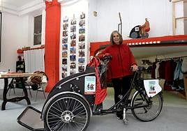 Begoña Calleja, presidenta de Bizikletaz Adinik Ez, ayer en la sede de la entidad en Egia.