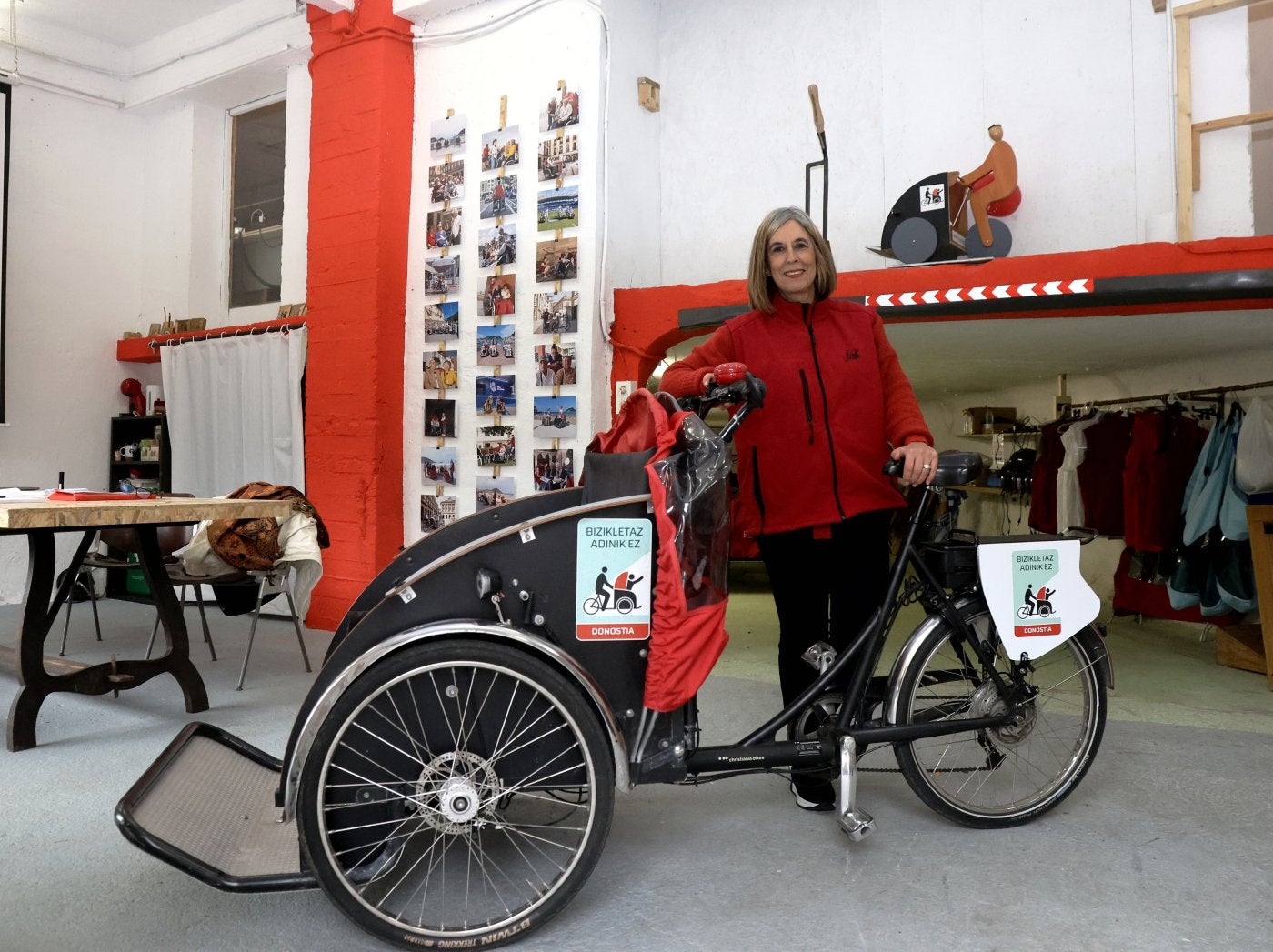 Begoña Calleja, presidenta de Bizikletaz Adinik Ez, ayer en la sede de la entidad en Egia.