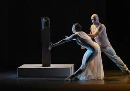 Los bailarines Sephora Ferrillo y David Serrano de Metamorphosis Dance ejecutan la coreografía 'Horizonte' junto a la escultura 'Estela XIV' en el acto de homenaje a Chillida.