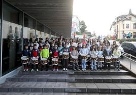 Representantes de la primera compañía de la tamborrada infantil de Aldapeta Maria ikastetxea