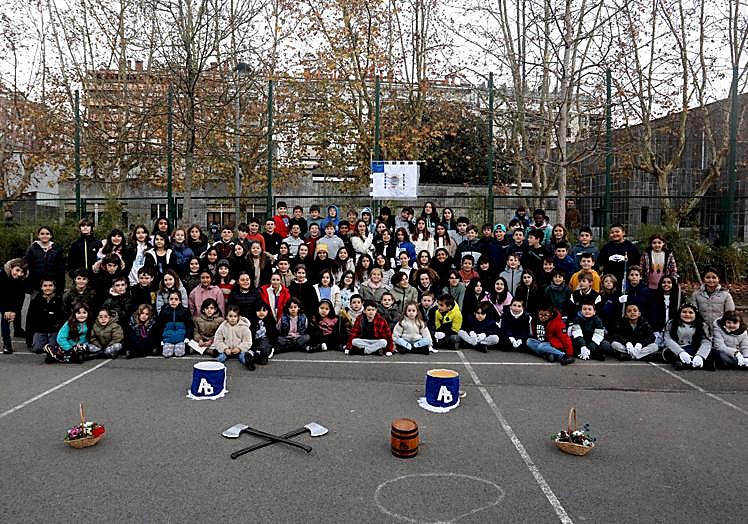 Los componentes de la compañía Morlans de Amara Berri para la tamborrada infantil 2024.