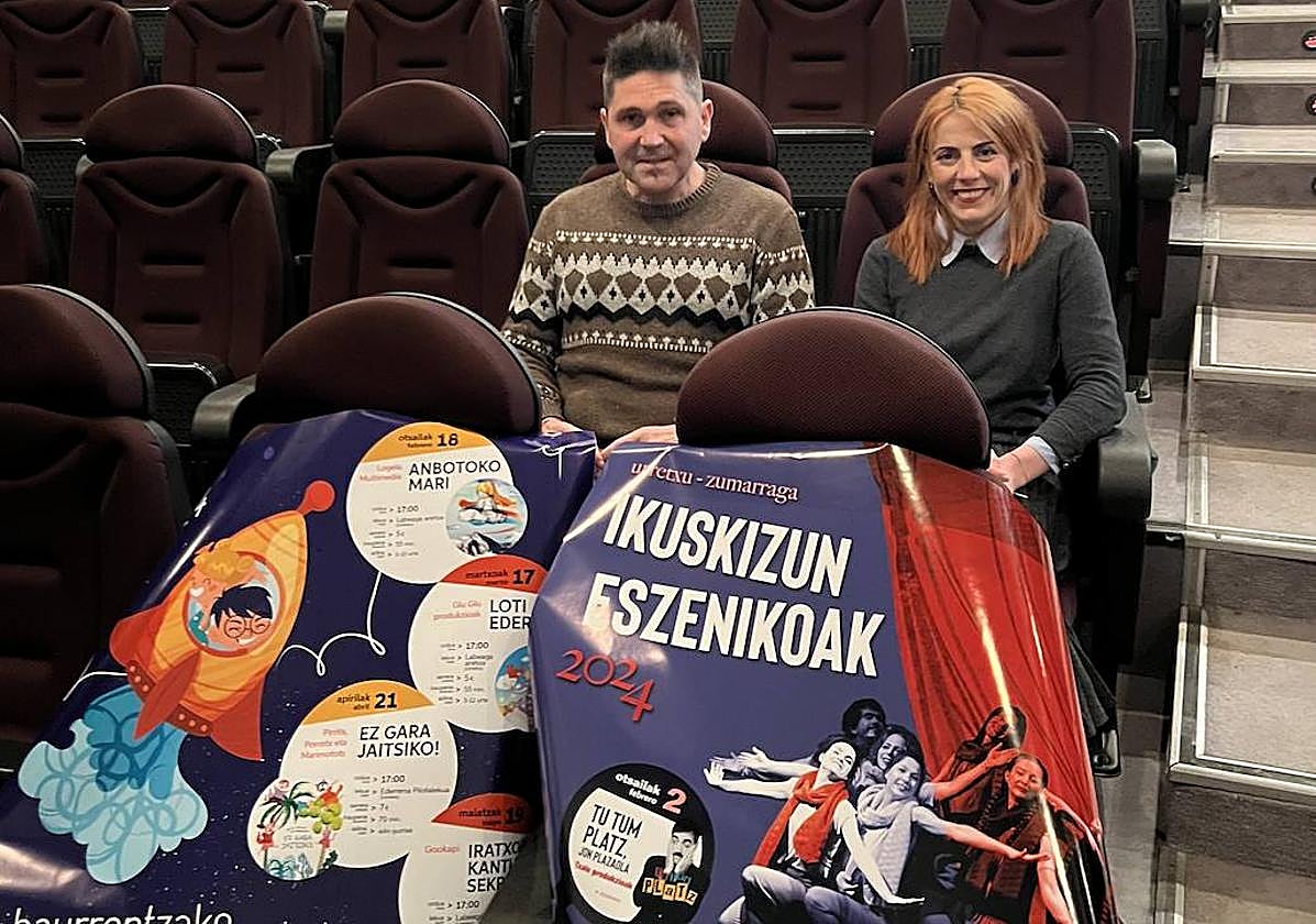 Mikel Serrano y Maialen Fidalgo en el patio de butacas del cine Zelai Arizti durante la presentación de ayer.