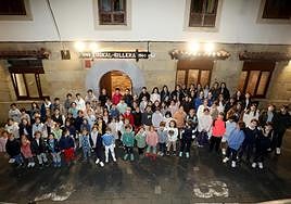 Las niñas y niños de Euskal Billera participantes en la Tamborrada Infantil 2024.