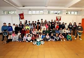 Alumnos de Herrera Ikastetxea que participarán en la Tamborrada Infantil 2024