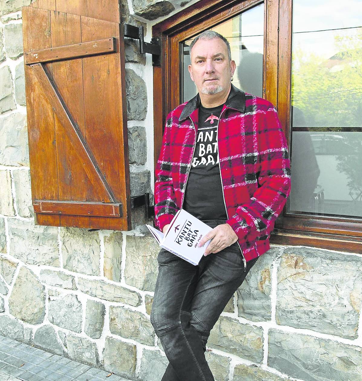 El bertsolari zumaiarra Jon Maia ofrece un espectáculo que ha levantado gran expectación en Eibar.