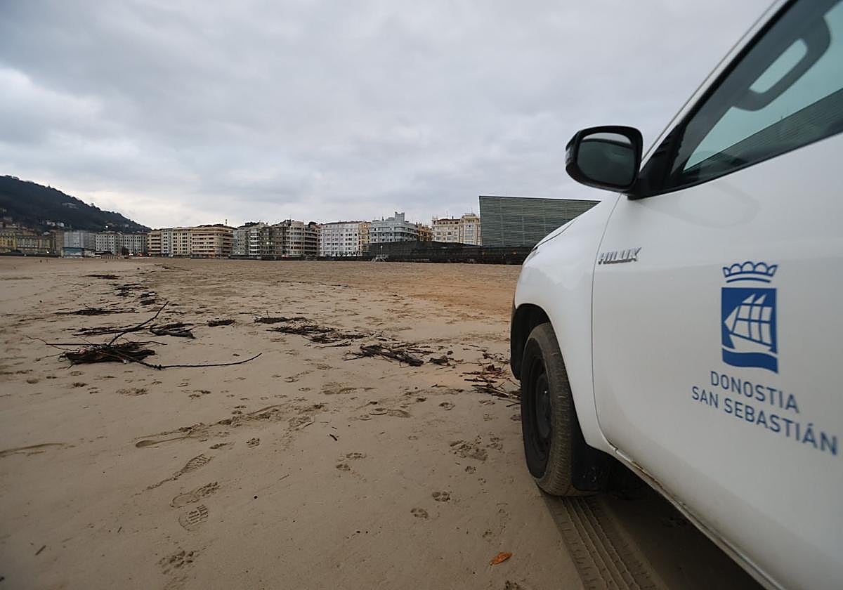Una de las camionetas de los servicios de vigilancia de playas de Donostia, este jueves en la playa de Zurriola.