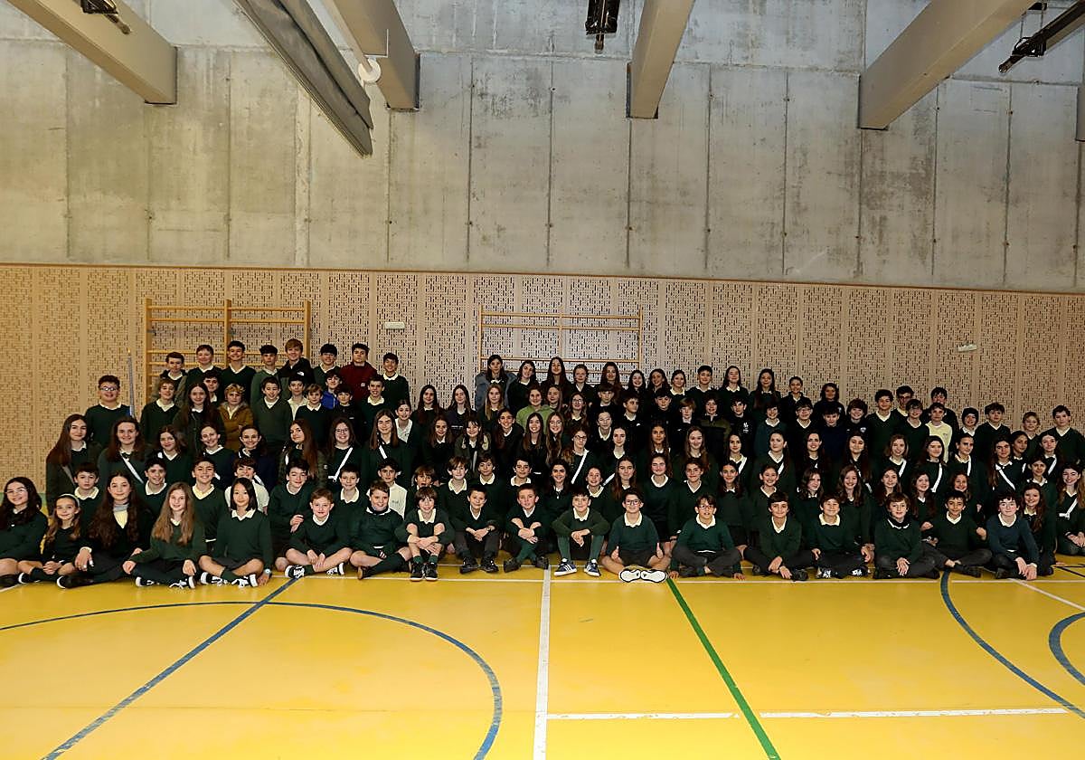 Los componentes de la tamborrada infantil 2024 de San Patricio Ikastetxea.