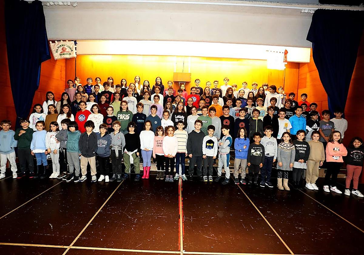 Alumnos que forman la primera compañía de la tamborrada infantil 2024 de Santo Tomas Lizeoa Ikastola