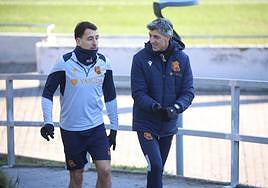 Mikel Oyarzabal e Imanol Alguacil caminan hacia el campo de entrenamiento este viernes en Zubieta.