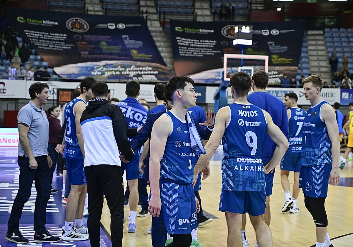 Barcello, apenado, con sus compañeros de fondo al finalizar el partido ayer.