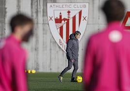 Ernesto Valverde, pensativo en un entrenamiento en las instalaciones deportivas del Athletic en Lezama.