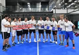 San José, Beñat, Susaeta,Ustaritz, Orbaiz y Llorente sostienen la bufanda del Athletic, y Carlos Martínez, Viguera, Estrada, Agirretx ey Rekarte la de la Real, ayer en las instalaciones de Padelko en Iurreta.