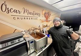 Oscar en la churrería que ha tuneado con corazones de chocolate por la pasión que le pone al oficio y la tradición chocolatera oñatiarra .