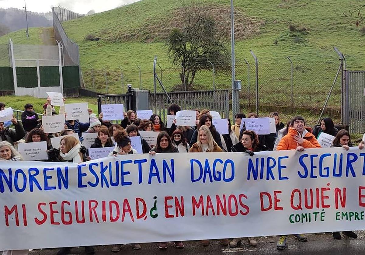 Los trabajadores se han concentrado este viernes en el exterior del centro Ibaiondo de Zumarraga.