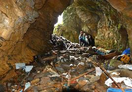 Cuevas y simas de Tolosaldea presetan una acumulación considerable de basura. En la imagen, estado actual de la cueva de Txorrote, en Albiztur.