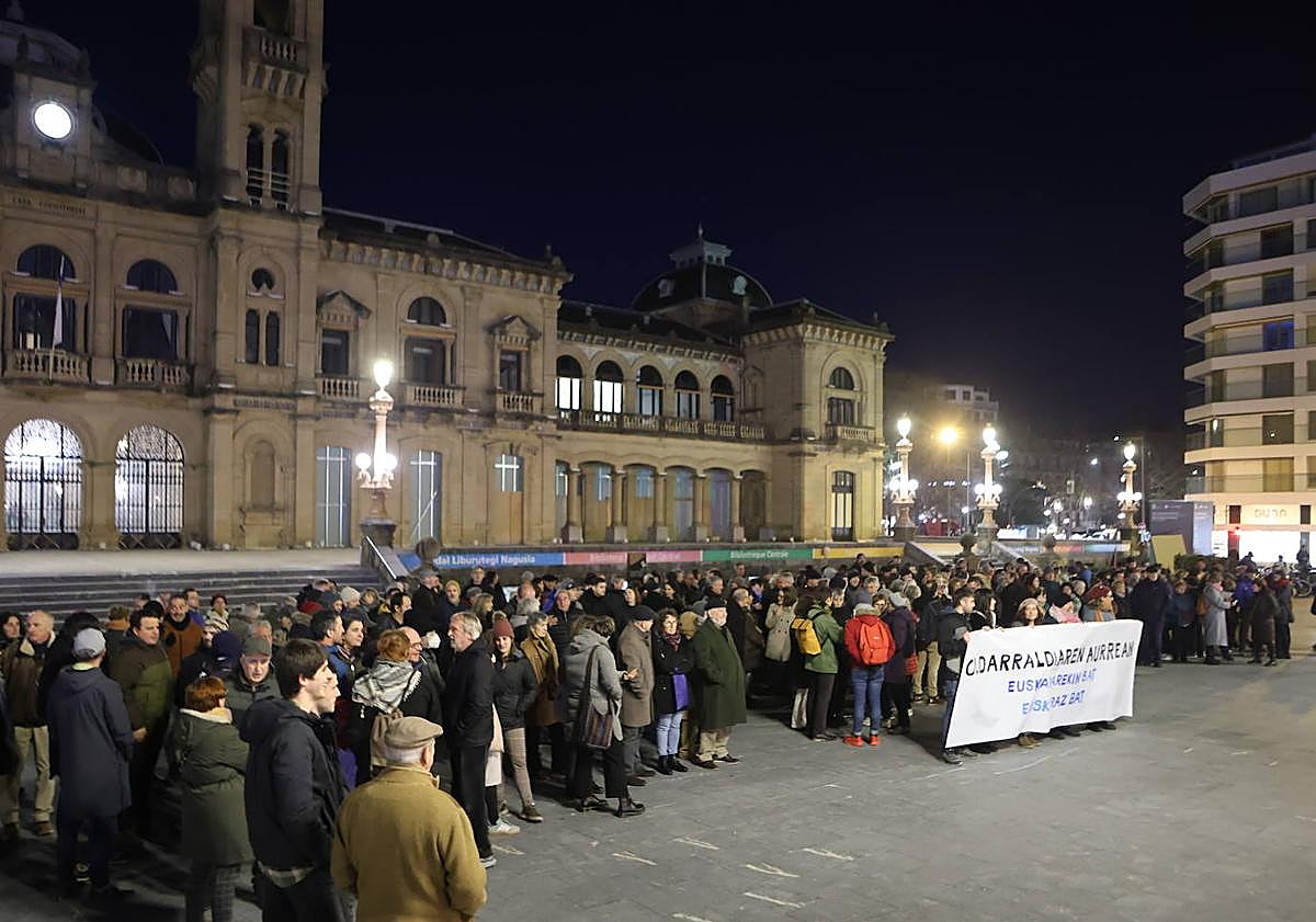 Imagen principal - «Euskararen biziberritzea helburu duten neurrien kontrako enegarren erabakia da»