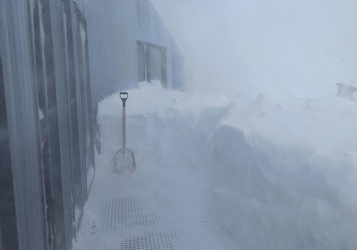 Imagen principal - La nieve acumulada es importante en el exterior del refugio y el frío crea unos carámbanos hasta en la puerta...