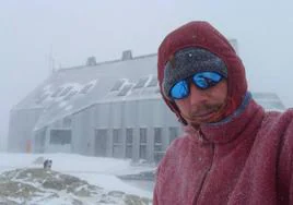 Mikel Lorente posa en el exterior del refugio de Llauset, con un paisaje invernal.