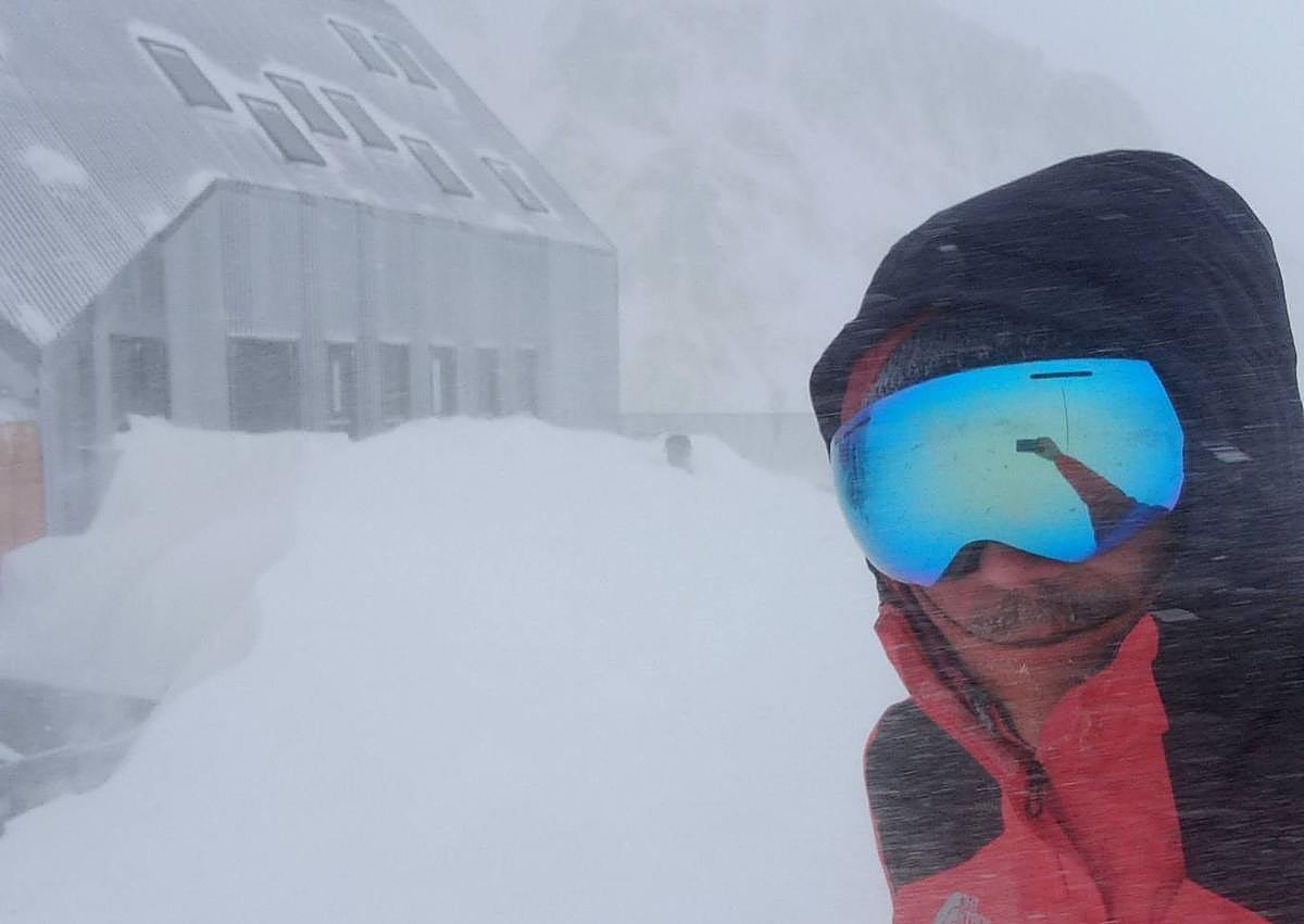 Imagen secundaria 1 - El guarda vasco toma una infusión en Llauset, donde hace frío, aunque menos que en el exterior...