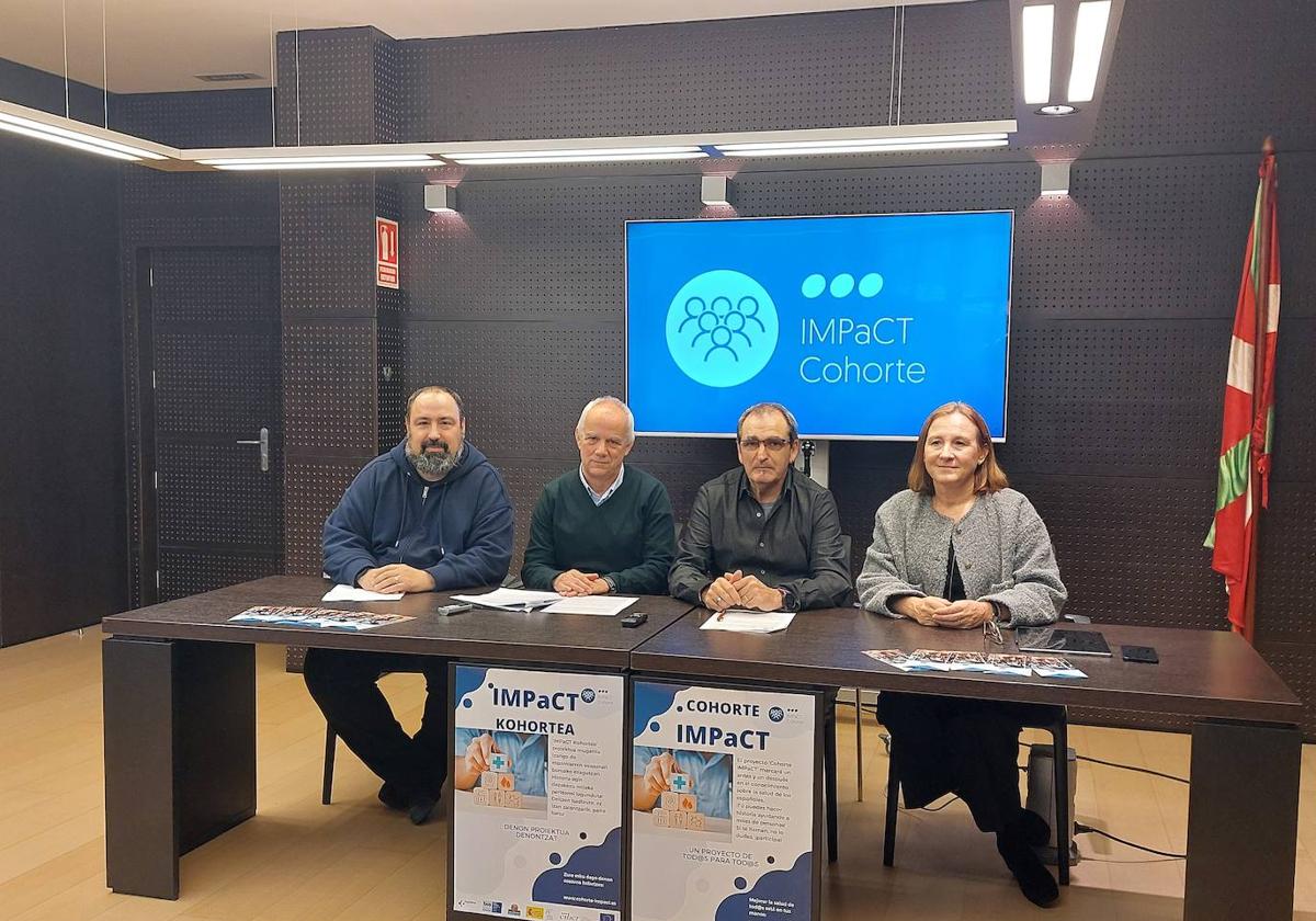 Xabier Sanz, Rafa Rotaeche, Teo Alberro e Itziar Vergara, en rueda de prensa.