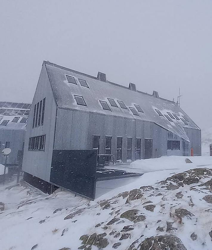 Imagen secundaria 2 - El guarda vasco toma una infusión en Llauset, donde hace frío, aunque menos que en el exterior...