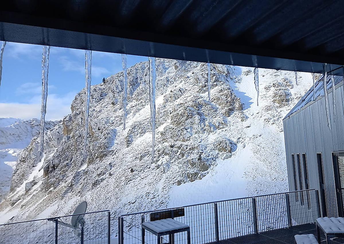 Imagen secundaria 1 - La nieve acumulada es importante en el exterior del refugio y el frío crea unos carámbanos hasta en la puerta...