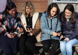 Maialen Oregi, Miryam Goenaga, Maite Quintanilla y Ane Ugalde con sus teléfonos móviles.