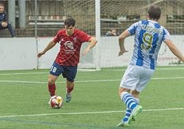 El central Iosu García despeja un balón en un partido.