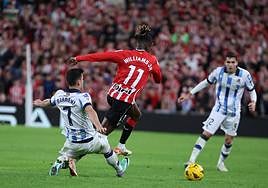 Barrenetxea disputa el balón a Nico Williams.