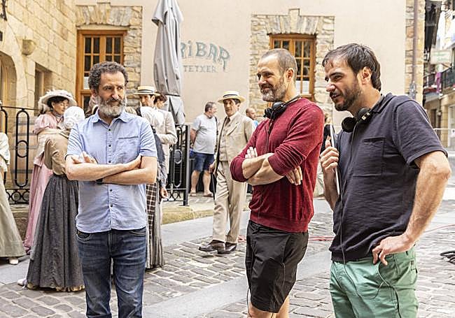 Los directores Garaño, Goenaga y Arregi, durante el rodaje en Getaria.
