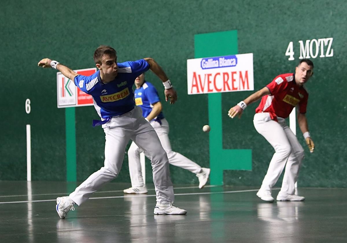 Peña II arma el brazo derecho con Jaka al costado y Eskiroz a la espalda, este sábado en Markina.