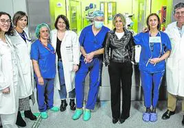 Miren Aguirre, en el centro, con parte del equipo que la operó, entre ellos el doctor Pomposo, segundo por la izquierda.
