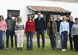 Sánchez y los miembros del Gobierno de coalición PSOE-Sumar, ayer en el encuentro celebrado en la finca toledana de Quntos de Mora