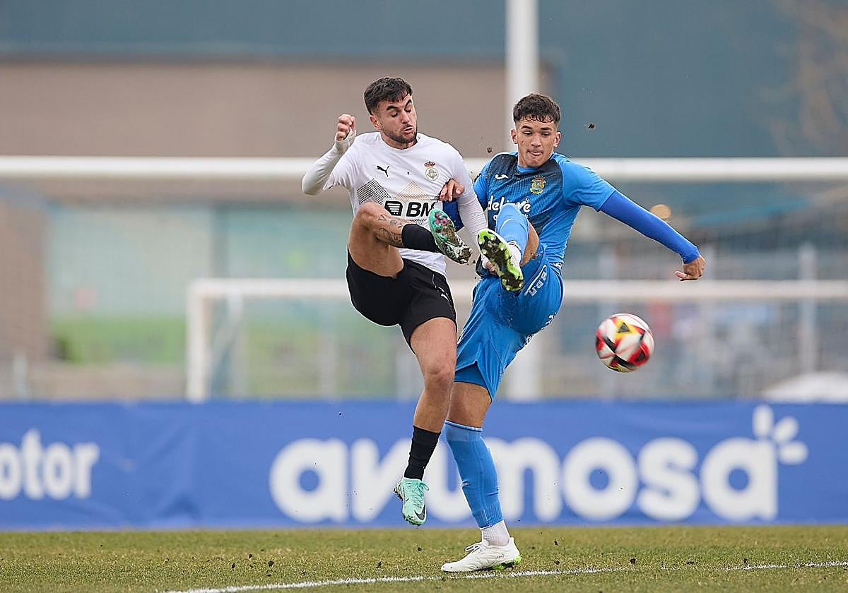 Antón Escobar pelea por el balón este domingo en el Fernando Torres.