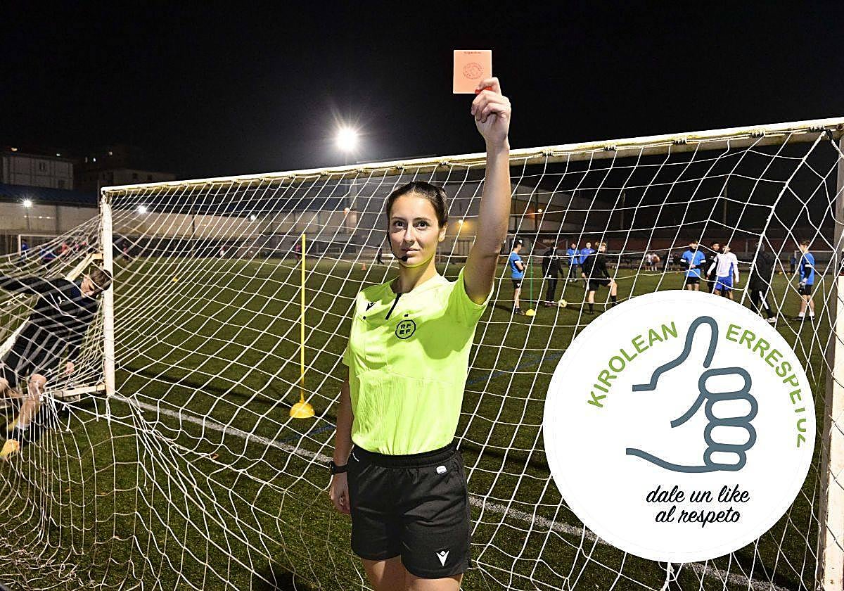Nerea Rebollo muestra una tarjeta roja a la violencia en el campo de Michelín de Lasarte-Oria.
