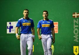 Iñaki Artola y Ander Imaz, en el Uarkape de Arrasate durante un partido del Parejas.