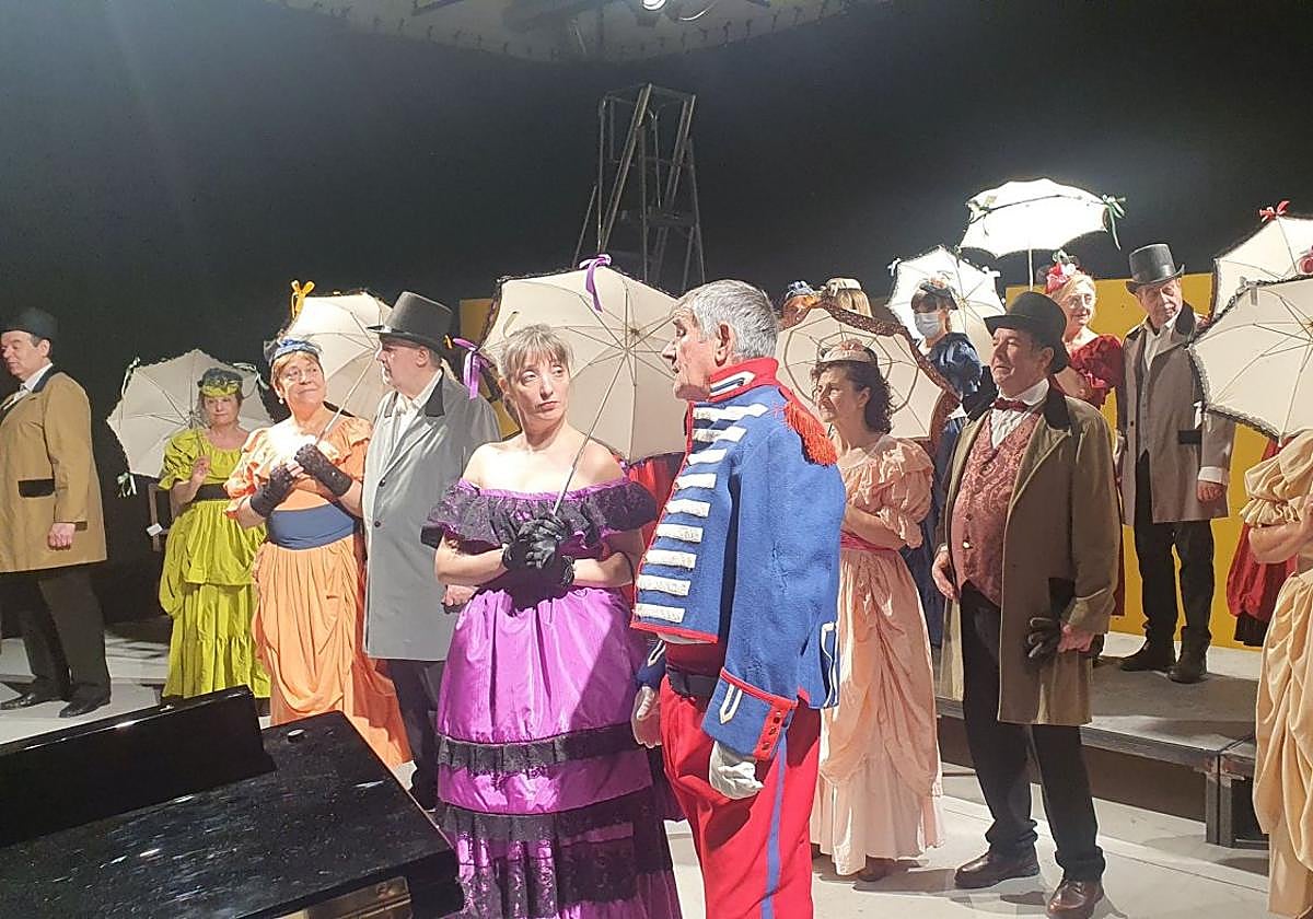 Imagen de uno de los ensayos de la antología de la zarzuela que se estrenará el viernes (20.00) y con funciones sábado y domingo.