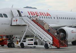 Pasajeros embarcan en un avión de Iberia con destino Madrid.