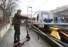 Camilo sale del topo con un patinete eléctrico. Desde hoy ya no podrá subirlo a los trenes.