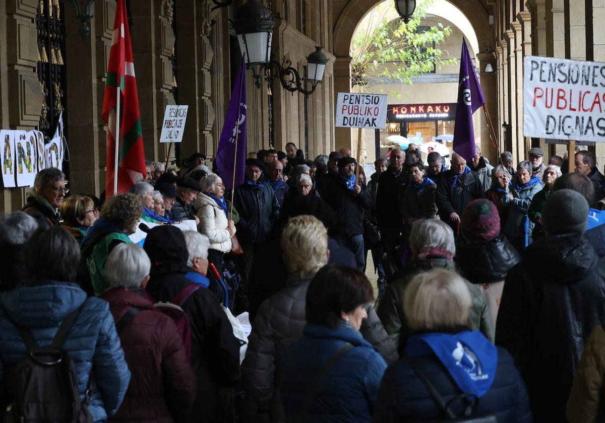 Los pensionistas guipuzcoanos se han concentrado este lunes para celebrar los seis años de movilizaciones.