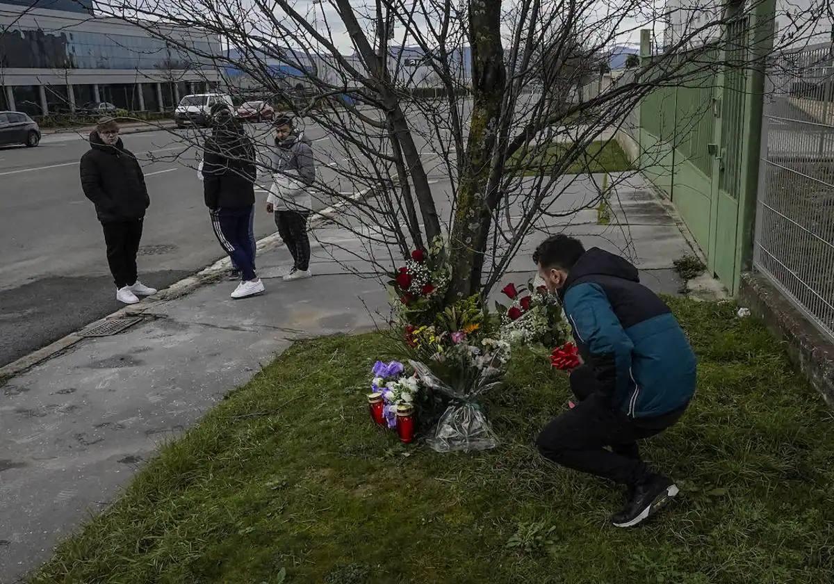 Un joven coloca un ramo a la altura del accidente mortal.