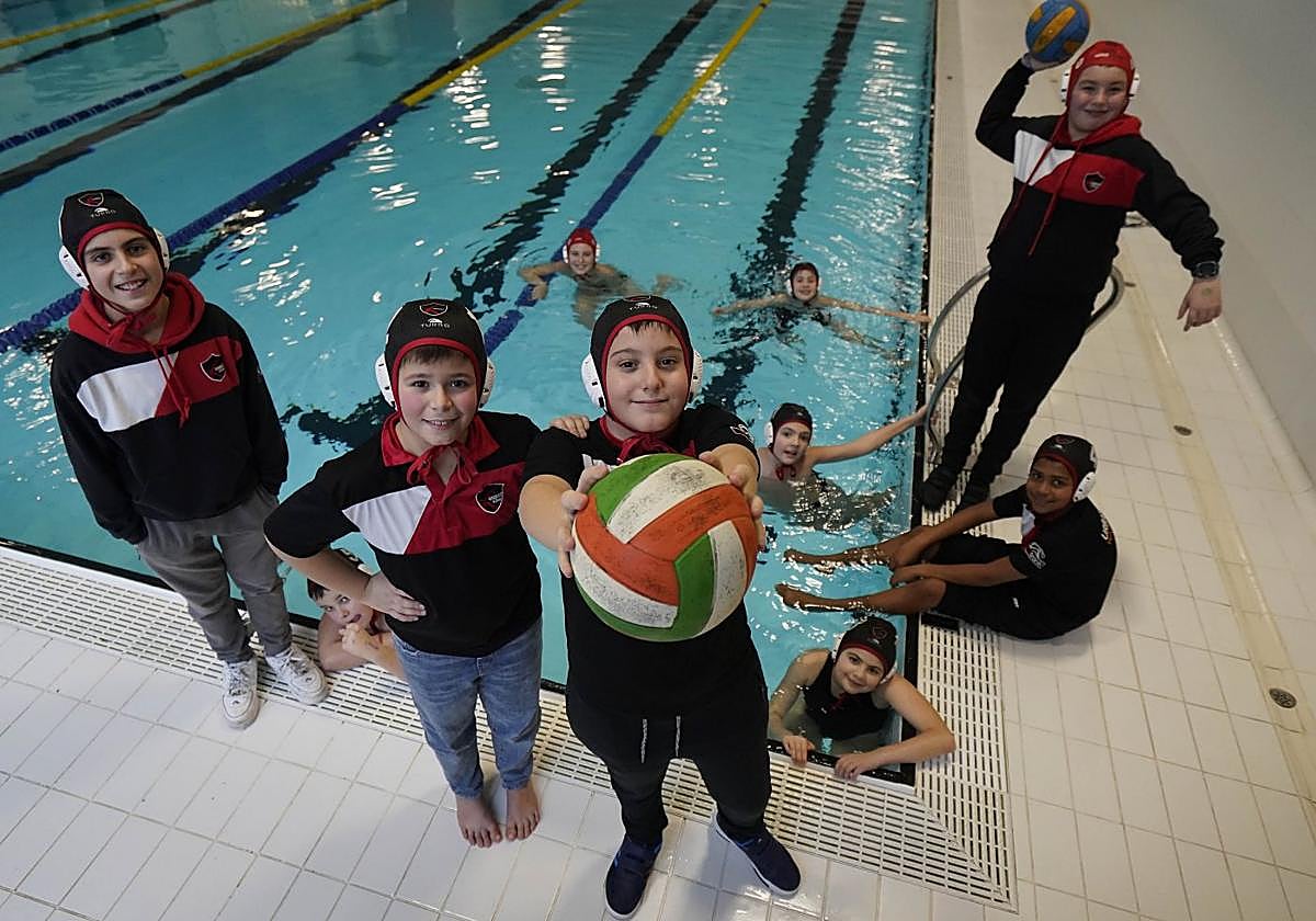Ibai (en el centro de la foto con el balón) rodeado de sus amigos del equipo waterpolo, en el polideportivo Orbea de Eibar.
