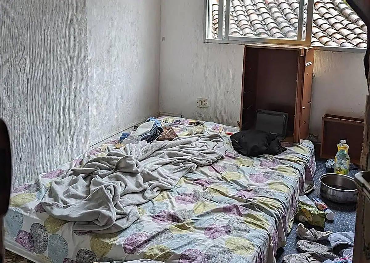 Imagen secundaria 1 - Imagen de la escalera de la que se accede a las tres viviendas superiores de la casa de la calle Matxaria. Una de las habitaciones del piso y el portal del edificio.