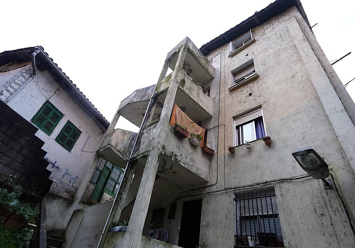 Imagen de la escalera por la que se accede a las tres viviendas superiores de la casa de la calle Matxaria, donde presuntamente el acusado empadronaba a los inquilinos.