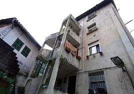 Imagen de la escalera por la que se accede a las tres viviendas superiores de la casa de la calle Matxaria, donde presuntamente el acusado empadronaba a los inquilinos.