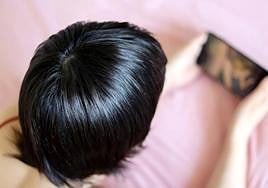 A escondidas. Un menor de edad accede a contenido porno desde un teléfono móvil.